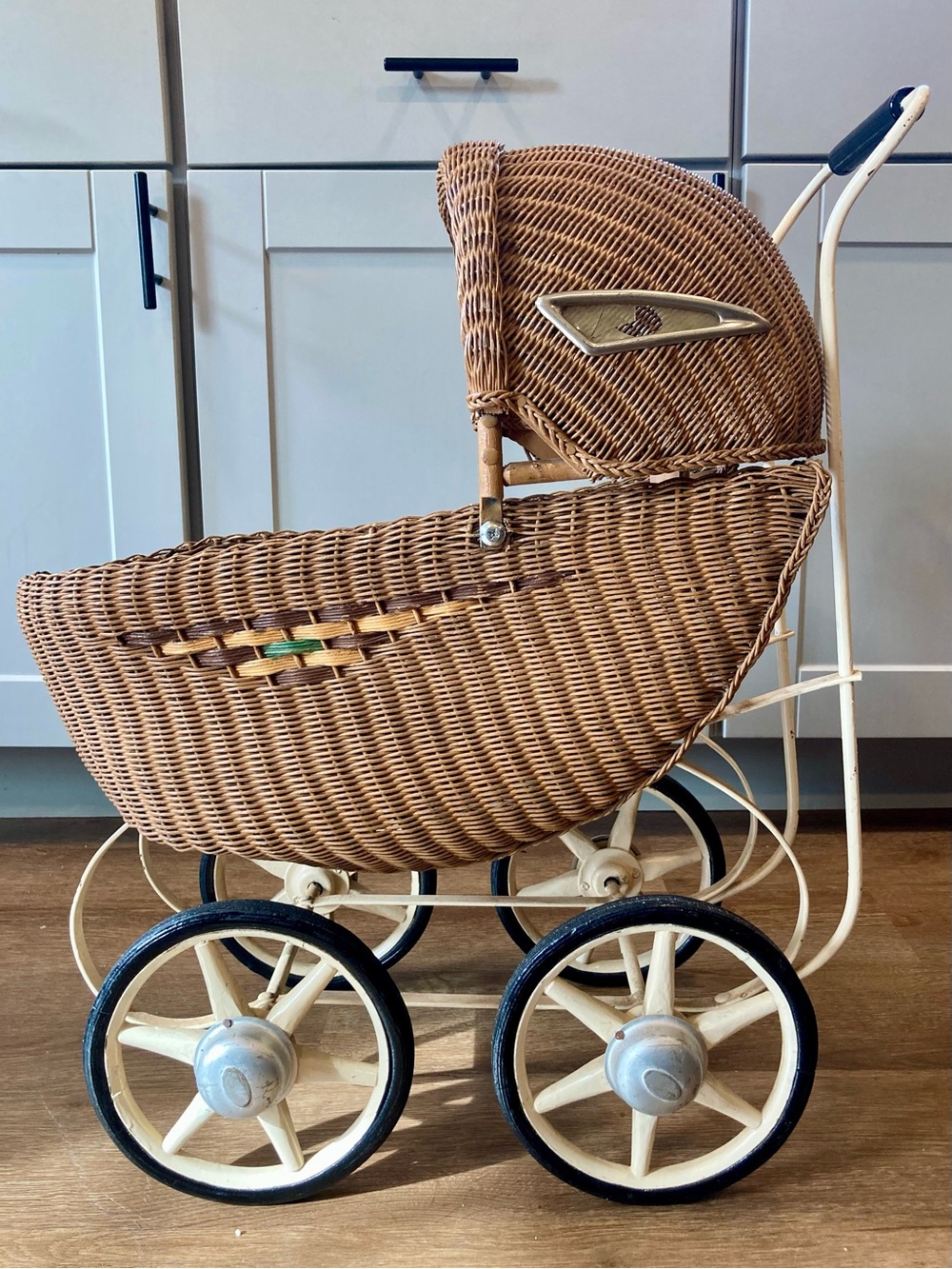 Vintage Wicker Baby Doll Carriage Pram Stroller For Repair/Parts - Picture 2 of 16